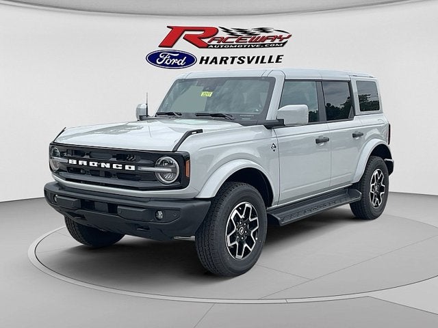 2026 Ford Bronco Outer Banks in Avalanche — front three-quarter view